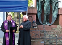 	Modlitwę za ofiary wojny poprowadził ks. Mirosław Dragiel. Z prawej  ks. Stanisław Drąg.