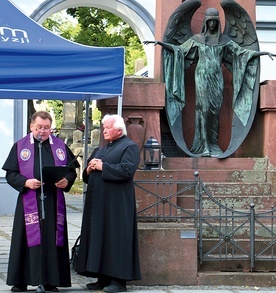 	Modlitwę za ofiary wojny poprowadził ks. Mirosław Dragiel. Z prawej  ks. Stanisław Drąg.
