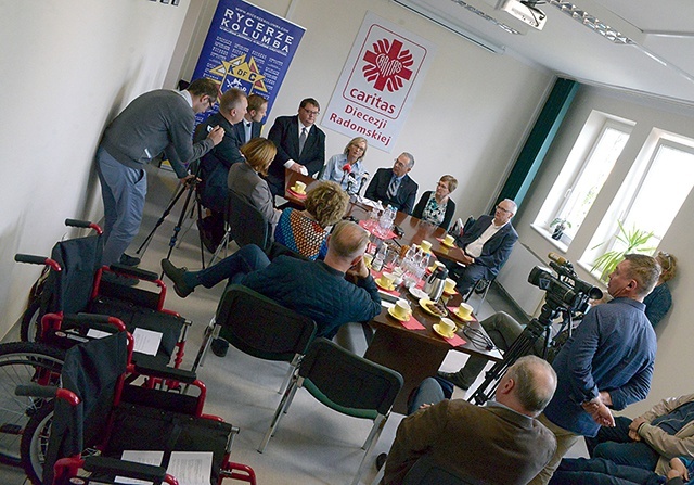 Przekazanie wózków odbyło się podczas specjalnie zorganizowanej konferencji prasowej.