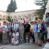 Pątnicy przed kościołem Pater Noster (Ojcze Nasz) w Jerozolimie.