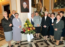 Franciszkanki od Cierpiących przy portrecie założycielki.