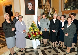 Franciszkanki od Cierpiących przy portrecie założycielki.