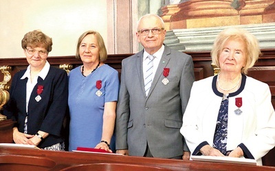 ▲	Nagrodzeni medalami Grażyna Wilczyńska, Elżbieta i Witold Kowalczykowie oraz Elżbieta Ogrodnik.