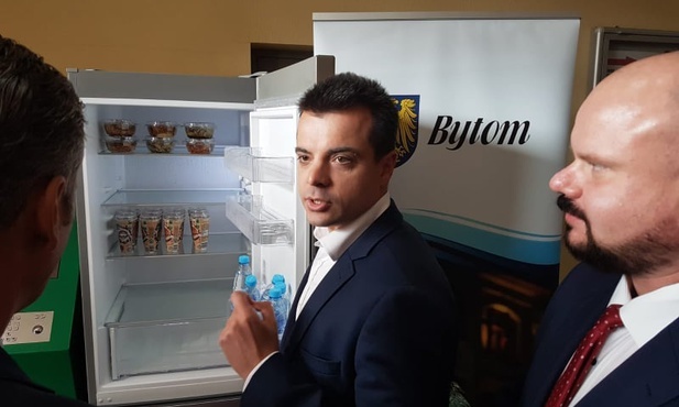 Bytom. W Miejskiej Bibliotece stanęła lodówka społeczna 