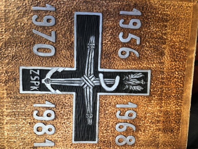 Wręczenie odznaczenia Semper Fidelis bp. Ignacemu Decowi