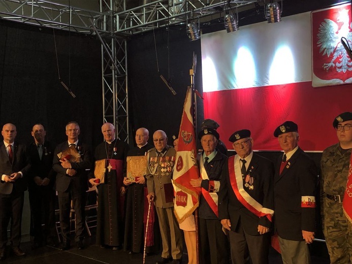 Wręczenie odznaczenia Semper Fidelis bp. Ignacemu Decowi