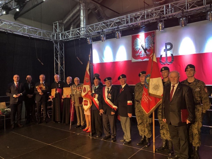 Wręczenie odznaczenia Semper Fidelis bp. Ignacemu Decowi