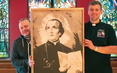 Ks. Damian Siwicki (po lewej) i ks. Łukasz Tarnowski z obrazem założyciela zgromadzenia Misjonarzy Krwi Chrystusa.