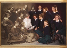 W ciągu 100 lat istnienia szkoły sióstr nazaretanek w Warszawie ukończyło ją prawie 10 tysięcy absolwentek.