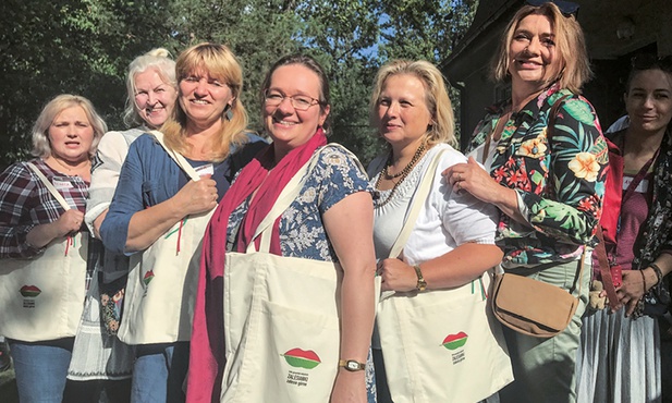 KGW Zalesianki wraz z prezes Małgorzatą Ostrowską-Królikowską zachęcają do wspólnego, dobrego działania.