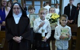 Procesja z darami. W liturgię aktywnie włączyli się uczniowie PSP im. Jana Pawła II z Gołkowic.