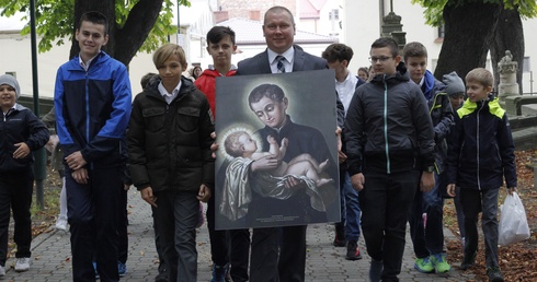 Z kościoła do szkoły uczniowie wyruszyli z obrazem świętego patrona, podarowanym przez parafię św. Stanisława.