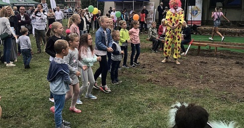 Na najmłodszych czekały wyborne zabawy z Klaunem Dzimkiem.