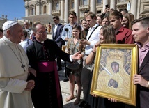 Papież Franciszek pobłogosławił obraz Matki Bożej, który będzie nawiedzał rodziny parafii Jastrząb.