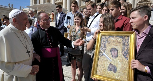 Papież Franciszek pobłogosławił obraz Matki Bożej, który będzie nawiedzał rodziny parafii Jastrząb.