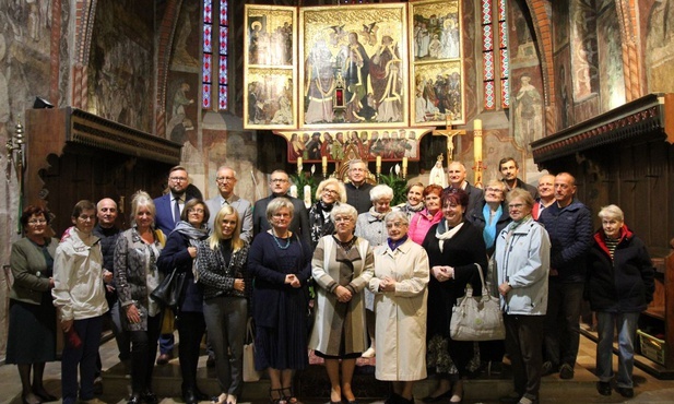 Starobielscy wolontariusze z duszpasterzami i dobroczyńcami najuboższych.