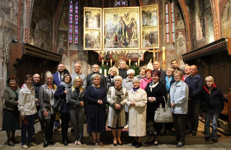 Starobielscy wolontariusze z duszpasterzami i dobroczyńcami najuboższych.