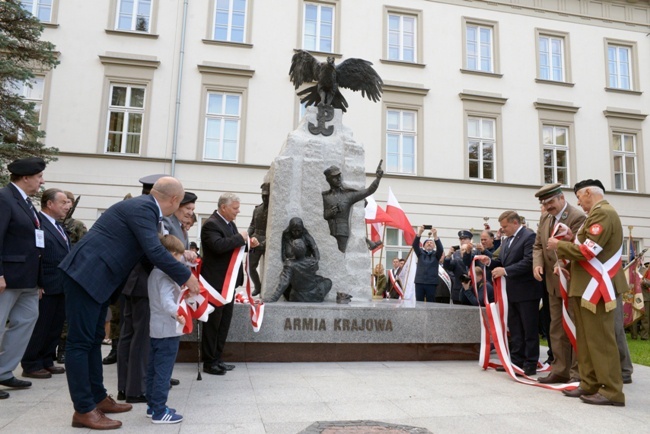 Odsłonięcie pomnika żołnierzy AK