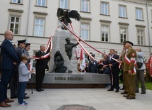 Moment uroczystego odsłonięcia pomnika.