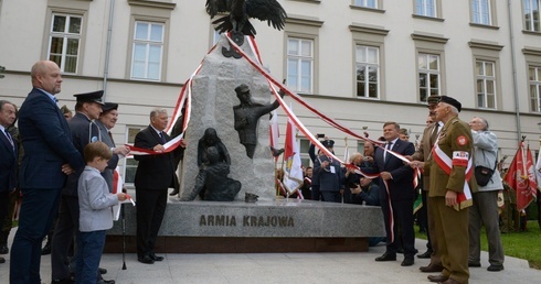 Moment uroczystego odsłonięcia pomnika.