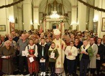 Bp Stanisław Salaterski z uczestnikami pielgrzymki.