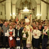 Bp Stanisław Salaterski z uczestnikami pielgrzymki.