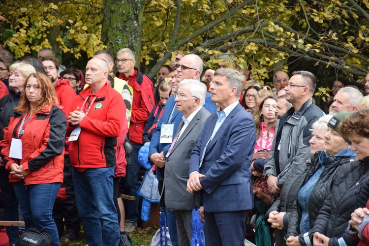 Wspólne wędrowanie i modlitwa turystów