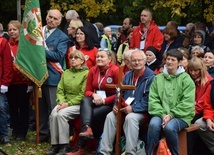 Wspólne wędrowanie i modlitwa turystów