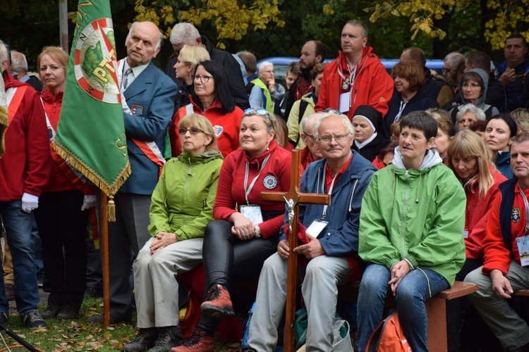 Wspólne wędrowanie i modlitwa turystów