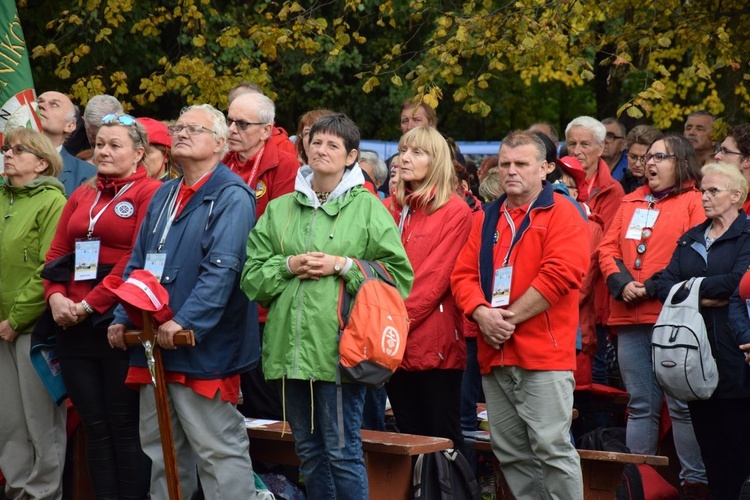 Wspólne wędrowanie i modlitwa turystów