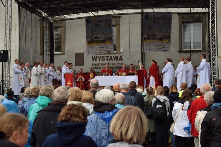 Wspólne wędrowanie i modlitwa turystów