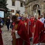 Wspólne wędrowanie i modlitwa turystów