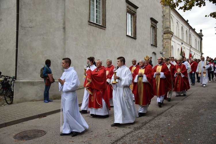 Wspólne wędrowanie i modlitwa turystów