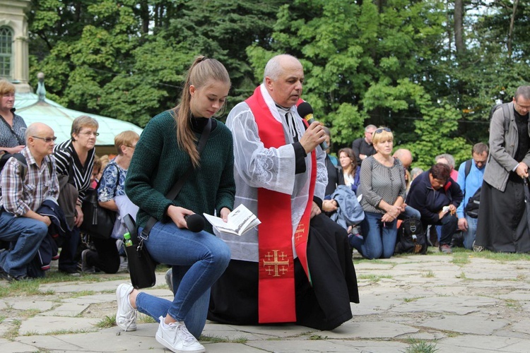 Ania Ewertowska i ks. Jan Waluś z Międzyrzecza Górnego poprowadzili poruszające rozważania Drogi Krzyżowej.