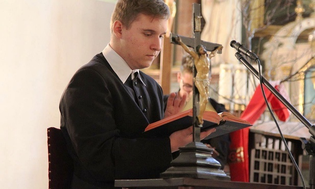 Licealista Remigiusz Giec w roli św. Melchiora Grodzieckiego.