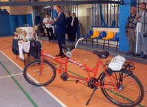 Podczas turnieju zbierano fundusze na zakup rowerów tandem dla Polskiego Związku Niewidomych.