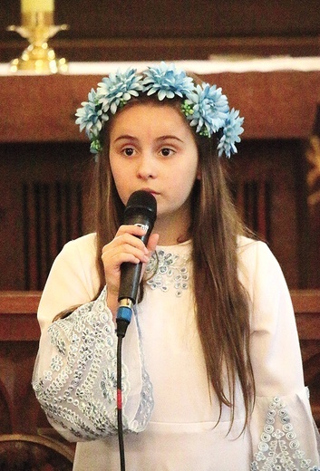 Obecnie dziewczynka najchętniej słucha piosenek Michała Szpaka i Tori Kelly. Sama w czasie występów najczęściej wykonuje utwory musicalowe. Na zdjęciu w czasie konkursu piosenki w Kmiecinie.