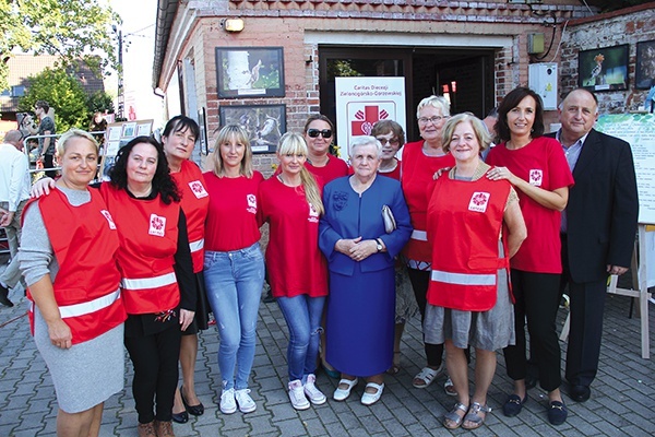 Wolontariusze przekonują, że dla drugiego człowieka i na chwałę Pana Boga można zrobić więcej we wspólnocie.