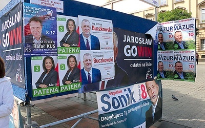 ▲	Rywalizację kandydatów widać nawet na oficjalnych miejscach do wywieszania ogłoszeń wyborczych. Sztab kandydującego z KO Andrzeja Buczkowskiego zakleił jego plakatami twarz wicepremiera Jarosława Gowina.