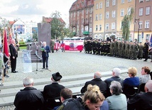 ▲	Uroczystości rocznicowe przy pomniku Zesłańcom Sybiru w Legnicy.