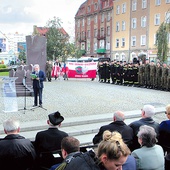 ▲	Uroczystości rocznicowe przy pomniku Zesłańcom Sybiru w Legnicy.