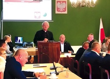▲	Ksiądz dziekan Marek Pluskota podczas uroczystej sesji rady miasta.