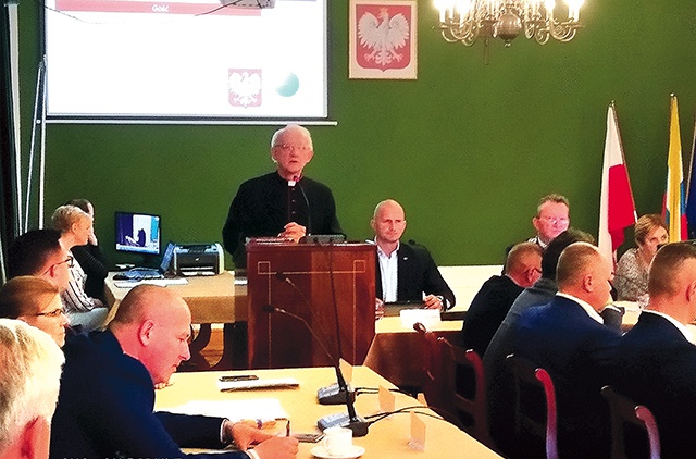 ▲	Ksiądz dziekan Marek Pluskota podczas uroczystej sesji rady miasta.