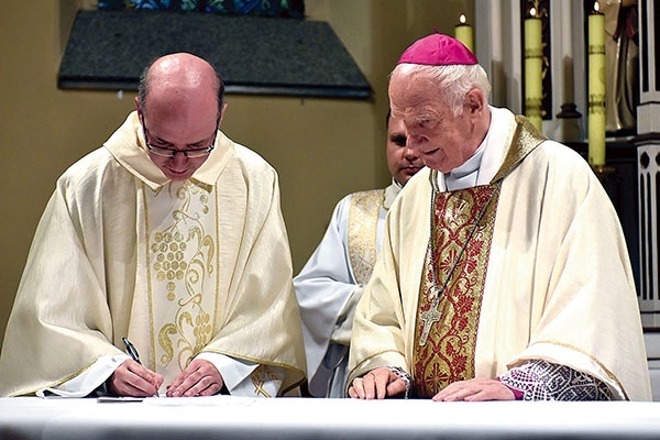 Podpisanie dokumentów objęcia parafii.
