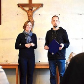 Paweł i Justyna w jaworzyńskiej salce w czasie spotkania z członkami komitetu.