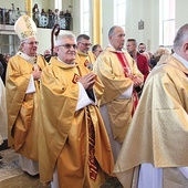 W uroczystości wzięli udział dotychczasowi proboszczowie oraz przyszły zarządca puławskiej wspólnoty ks. Ryszard Winiarski.