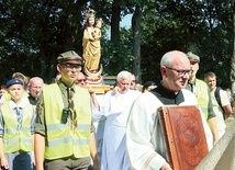 Cudowna figura z Wąwolnicy niesiona w procesji pośród wiernych.