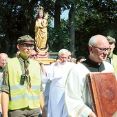 Cudowna figura z Wąwolnicy niesiona w procesji pośród wiernych.