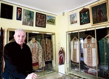 ▲	Ks. Antoni Tworek niedawno przeżywał jubileusz 60-lecia kapłaństwa. Do dziś opiekuje się muzeum.