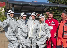 Ekipa andrychowskiej filii oddziału Maltańskiej Służby Medycznej w Kętach w ubraniach ochrony chemicznej.